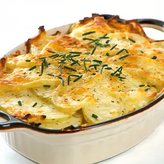 Patatas Gratinadas Con Carne Y Salsa Ración