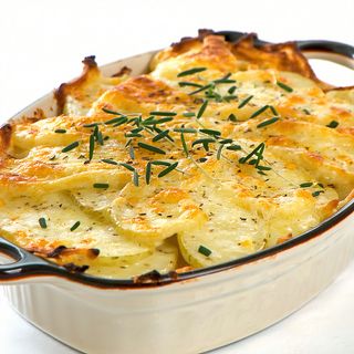 Patatas Gratinadas Con Carne Y Salsa Ración