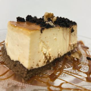 Porción de Tarta de queso con dulce de leche con Brownie 