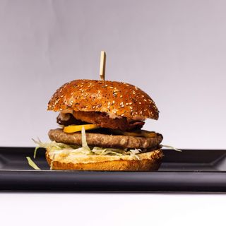 Memphis king burger + pomfrit + piće