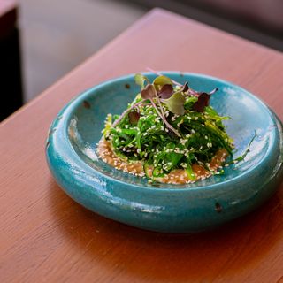 Хіяши вакаме з горіховим соусом (100г)