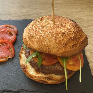 Panino hamburger di vitello insalata e pomodori