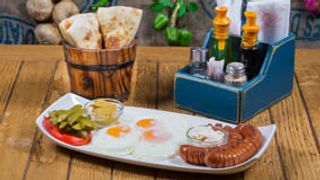 Doručak sa 3 jaja, 2 kobasice, senfom i majonezom 250gr