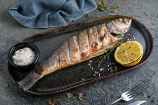 Форель на гриле с хрустящими овощами на гриле