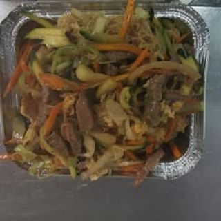 Spaghetti di riso con manzo e verdure