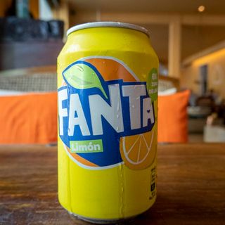 Fanta Limón, lata 0.33l.