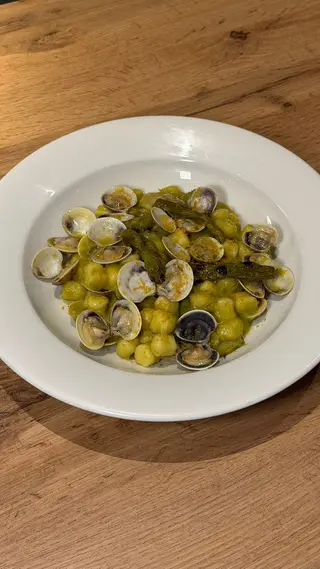Gnocchi con asparagi e lupini