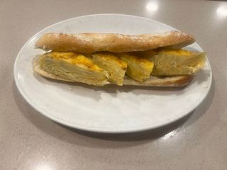 Bocadillo De Tortilla Española Con Pimientos