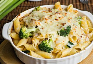 Makaron z brokułami z cebulą i cukinią duży