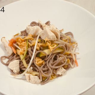 114 Spaghetti soba con pollo e verdure miste