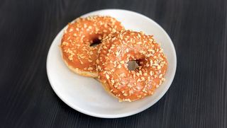 Пончик з карамельною начинкою