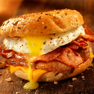 Super Bocata De Bacon Con queso y huevos fritos.