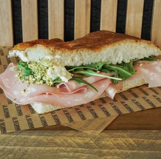 Focaccia de mortadela