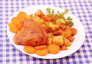 Dimljeni batak sa prilogom