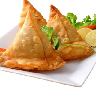 Samosa (Empandilla Rellena De Patata Guisantes)