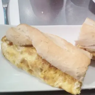 Bocata De Tortilla De Jamón York