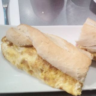 Bocata De Tortilla De Jamón York