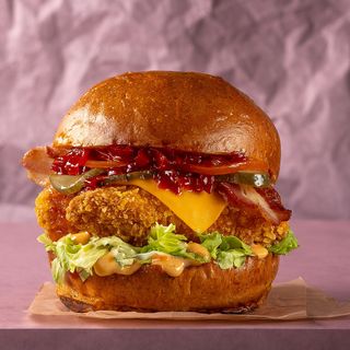 Бургер з курячими стріпсами та беконом