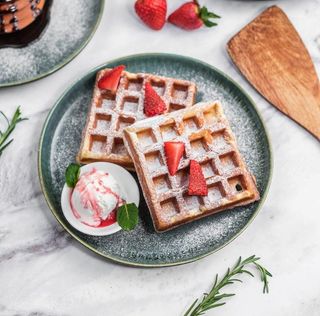 Бельгийские вафли с сезонными фруктами и ванильным мороженым