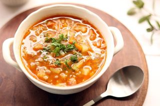 Zupa gulaszowa, pieczywo