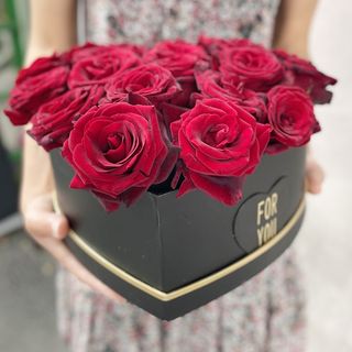 18 წითელი ვარდი შავ ყუთში 1152