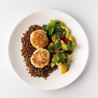 Котлеты из индейки с гречкой и сезонным салатом