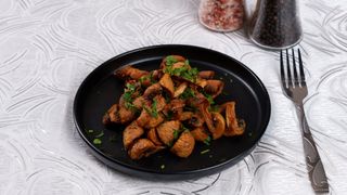 Ciuperci la tigaie cu usturoi si patrunjel