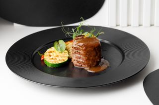 Mușchiuleț de vită cu legume la grătar și sos demi-glace