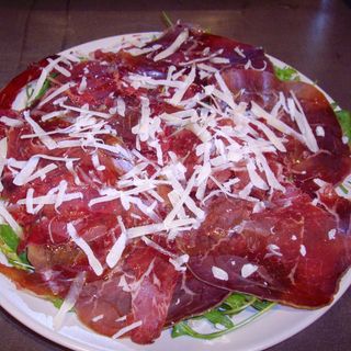 Cecina Con Lascas De Parmesano