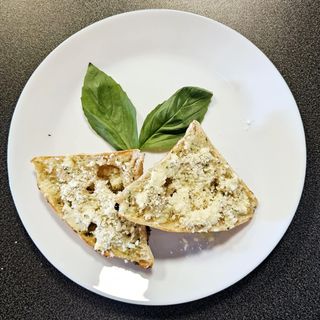 Bruschetta z masłem czosnkowym i serem