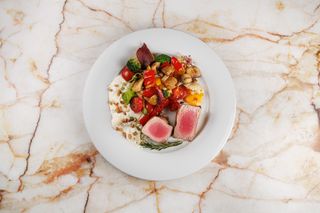 Стейк тунця з припущенними овочами із страчателою (300г)