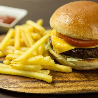 Burger viande  poulet hachés + Limonade + Frite + Petite Salade