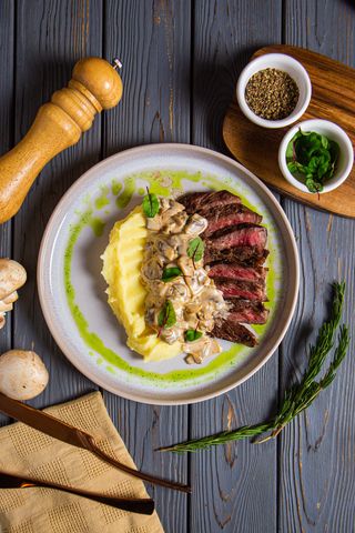 Телятина с грибами в сливочном соусе с картофельным пюре (400г)