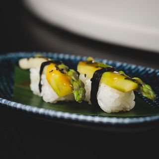 Špargele nigiri