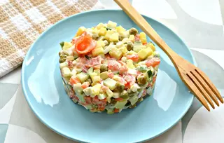 Салат "Оливье" со слабосоленой семгой (250 г.)