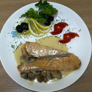 Семга жаренная с грибочками в сливочном соусе
