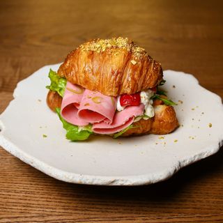 Круасан з мортаделлою