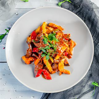 Fileu de porc cu legume in sos iute