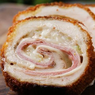 Cordon bleu din piept de pui umplut cu sunca si parmezan