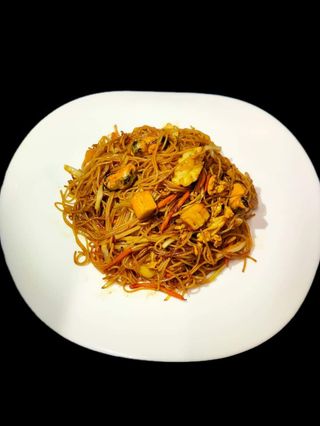Spaghete de orez cu fructe de mare