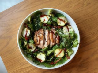 Зелений салат з м’ясом курча