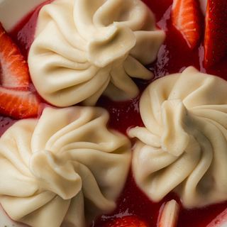 Хінкалі з ванільним кремом та полуничним кюлі 3шт