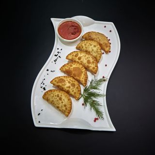 Чебуреки с мясом и соусом "Сальса"