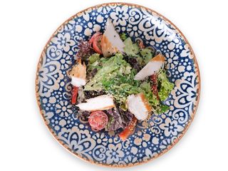 Салат з куркою та горіховим дресінгом (250g)