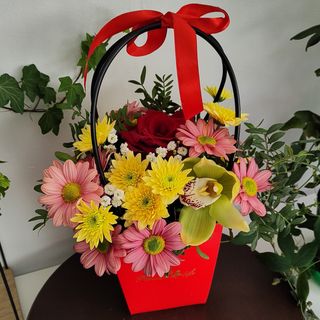 Aranjament floral cu orhidee - trandafir roșu