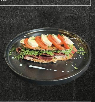 Prosciutto & pesto sendvič