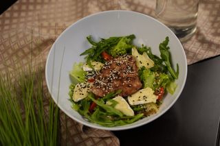 Теплий салат з індичкою гриль