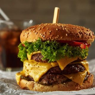 Мега бургер 500г(відрізняється від фото без листа салату)