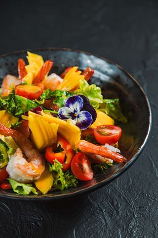 Sałatka z grillowanymi krewetkami