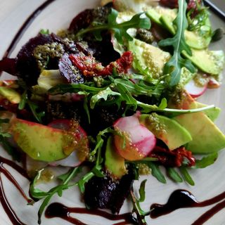 Карпачо з буряка, авокадо та руколи 200г